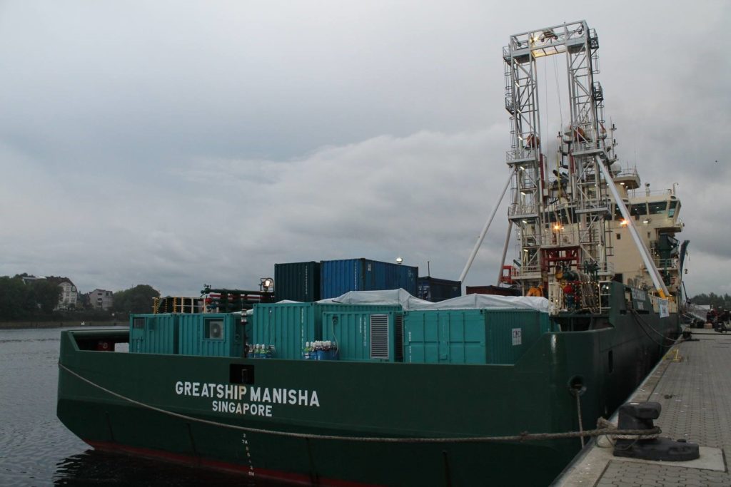 Itämeren IODP tutkimusmatkalla käytetty Greatship Manisha porausalus. Aluksen takakannella sijaitsivat tutkimusmatkan aikana kontit, joissa olivat laboratoriotilat 