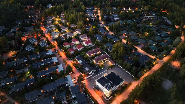 Suomalaista esikaupunkialuetta ja metsänreunaa iltahämärän valaistuksessa.