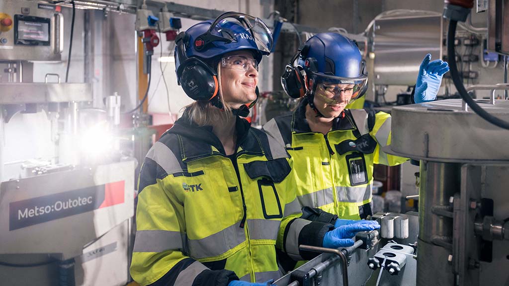 Personalen på jobbet vid GTK Mintec mineraltekniska provfabriken.