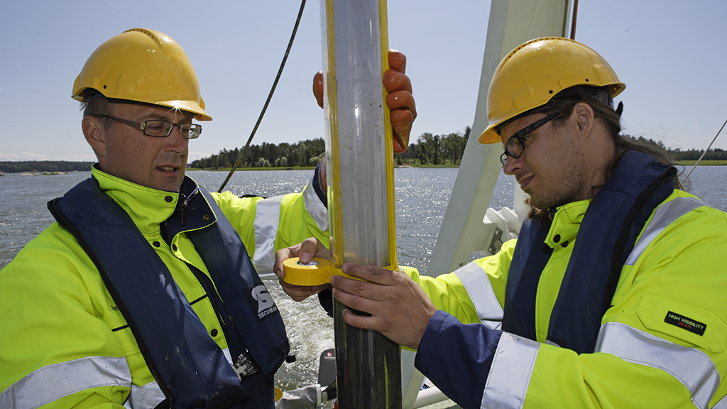 Kaksi tutkijaa tutkimusalus Geomarilla tarkastelemassa merenpohjan sedimenttinäytettä.