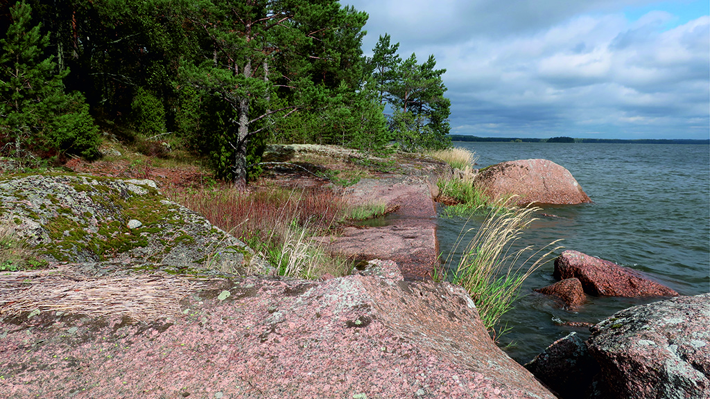Virolahden punaista rapakivigraniittia on louhittu usein aivan saarien rannoilta.