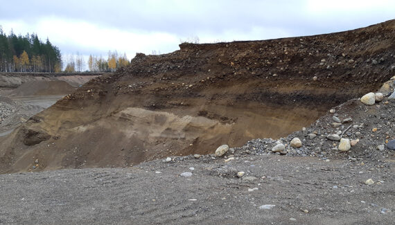 Dark black shale-rich layer in esker, Eastern Finland.