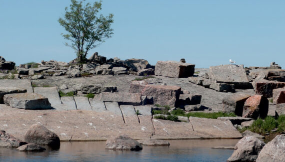 Extraction of rapakivi granite from an island off Virolahti in the Gulf of Finland. Stone extraction has been carried out with the help of a V-shaped groove.